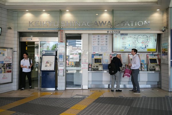 How can you engage in responsible tourism when visiting the UK?