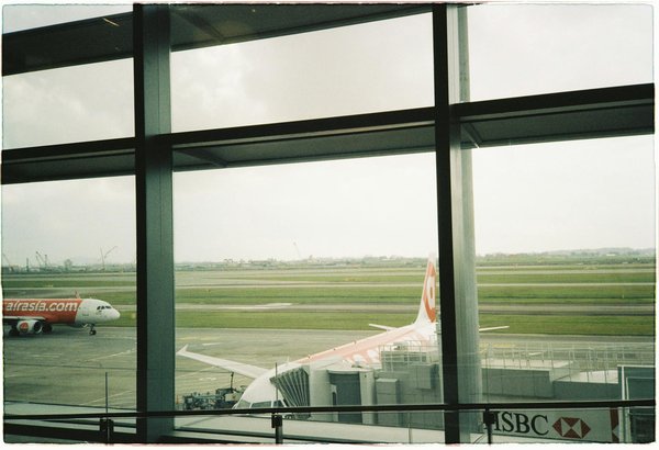 What are the recommended safety measures for camping near cliffs or steep areas?